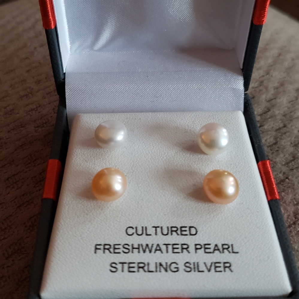 New ,2 pack cultured Pearl's earrings